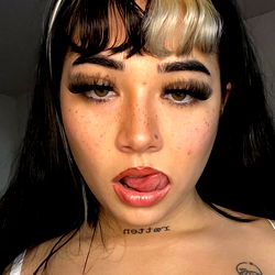 Pragtige OnlyFans Model met Striek Tatueringe