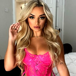 Pragtige vrou in sagte rooi laken – OnlyFans Model