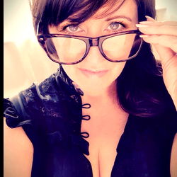 Pragtige Vroulike Model in 'n Stadomgewing