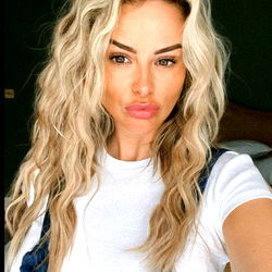 Pragtige Model in Manchester – Rhian Sugden se Volle Potensiaal