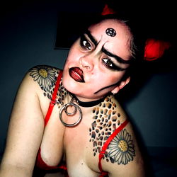 Pragtige Model met Opvallende Make-up - Unieke Uitdrukking