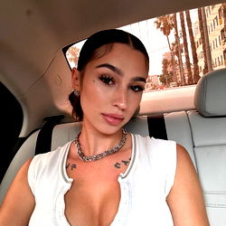 Pragtige Vrou in Wit Jurk - OnlyFans Model