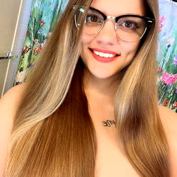 Pragtige Model met Lange, Vlekvrye Haare - Molly Marie