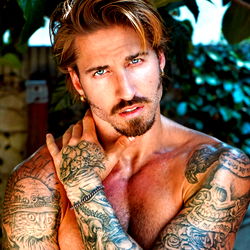 Matous Manlik Skouspel: 'Travbeachboy' in Volle Krans