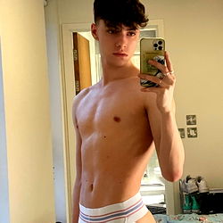 Gesellige Model in Witte Ondergoed - OnlyFans Model