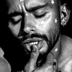 MAVERICK ✘: 'n Strikinge Donkermode-Opname