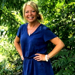 Pragtige vrou in 'n donkerblou soutitelle