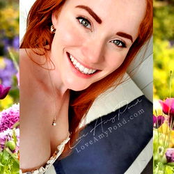 Pragtige Vrouelike Model in 'n Bloeiende Omring