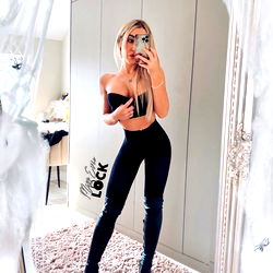 Pragtige Vroulike Model in Swart Gestipte Broek