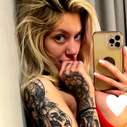 Pragtige Model met Boes op Die Lange Arms