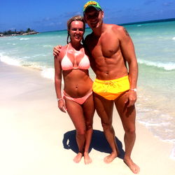 Pragtige Model in Badpak by die Strand