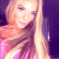 Pragtige Vrouelike Model in 'n Romantiese Kleur