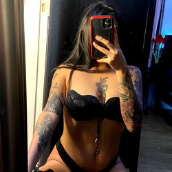 Pragtige Model met Impressive Tattoo's - OnlyFans Star