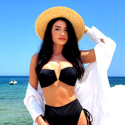 Pragtige Model in 'n Stripper-Boelie - 'n Sensuele Strandgeskenk