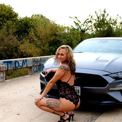 Sensuele Danii Girl in Swart Ensui Lomp