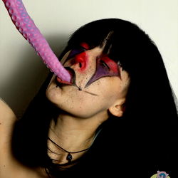 Pragtige Vrouelike Model in Diepers Skêlle Kleur