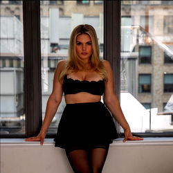 Pragtige Vrou in Swart Rok – Die Nieuste Model