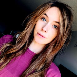 Pragtige Vrouelike Model in Rooi Kleur