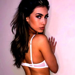 Sensuele Pragtigheid: 'Sophie Rayne' in Ontblote Pragtigheid