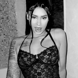 Pragtige Model in Lusie Bekleeding