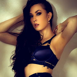 Pragtige Vrou in Swart – Onvergeeflike Charme