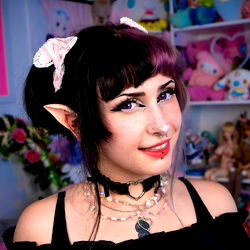 Pragtige Model Aestra Azure – Verken Haar Unieke Skoonheid