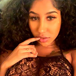 Pragtige vroue model in versierde leeroutfits