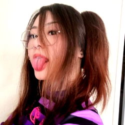 Pragtige OnlyFans Model - Unieke Styl & Violete Kleurpalet