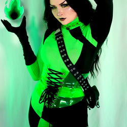 Pragtige Model in Donker Maak: Een Unieke Prestasie