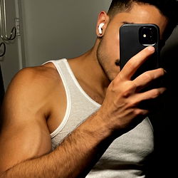 Verskeie model, in 'n wit tanktop, word voorgestel