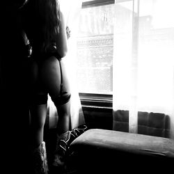 Pragtige vroue-model in 'n donker omgewing