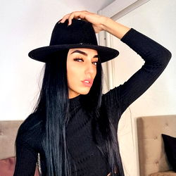 Pragtige OnlyFans Model - Petite Lore, Vol Verleentheid!