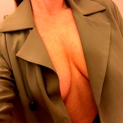 ScarletVixen: 'n Sensuele OnlyFans Model in 'n Sleek Outfietsel