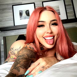 Pragtige vroue model met tatoeërings – OnlyFans
