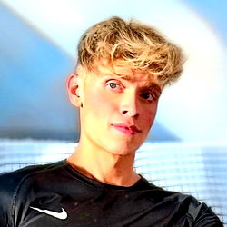 Strydevolle Model van Duitsland – Ontdek Hudson se Sensuele Uitstraling