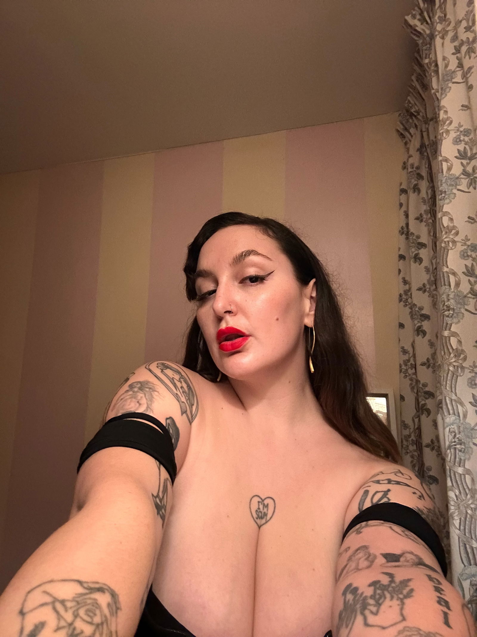 Jasmine is... on a date! photo