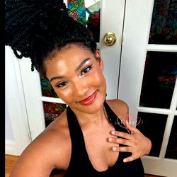 Pragtige Vrouelike Model in 'n Donker Kleer