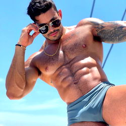 Model in Swemklere: 'Alejo' straal in die Son!