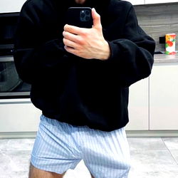 Model in Versodilige Kleerdrag - Unieke Voorskou