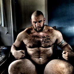 Krulagtige Manlike Model in Streek