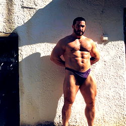 Gespierde Man in 'n Strikinge Pose – OnlyFans Model