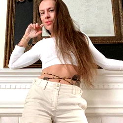 Pragtige Model in Ligbeige Broek - Unieke Stil by Mount Pleasant Township