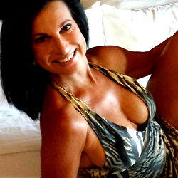 Pragtige Milf in 'n Streek-Swempakket - 'Sexy Carol'