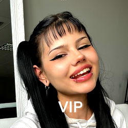 Pragtige Model met Sleutelhare - Roxy