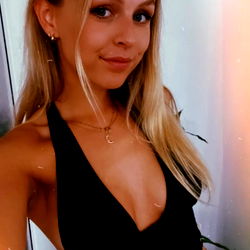 Pragtige Vrou in 'n Diep Uitsnyp Blouse - OnlyFans Model