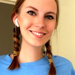 Pragtige Vrou met Paarse Vroue Haare – OnlyFans Model Harper