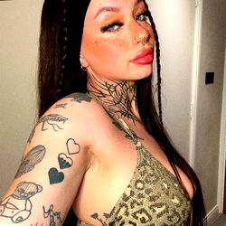 Sensuele vroue model in snakeskin-outfit – OnlyFans