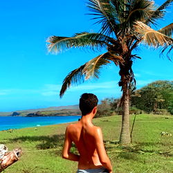 Speelse Model in 'n Nat Skouspel