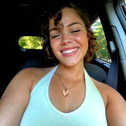 Pragtige vroue model in wit sportoutfit – OnlyFans