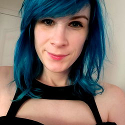 Pragtige Vrouelike Model in 'n Sexy Opsy-Ope Blouse